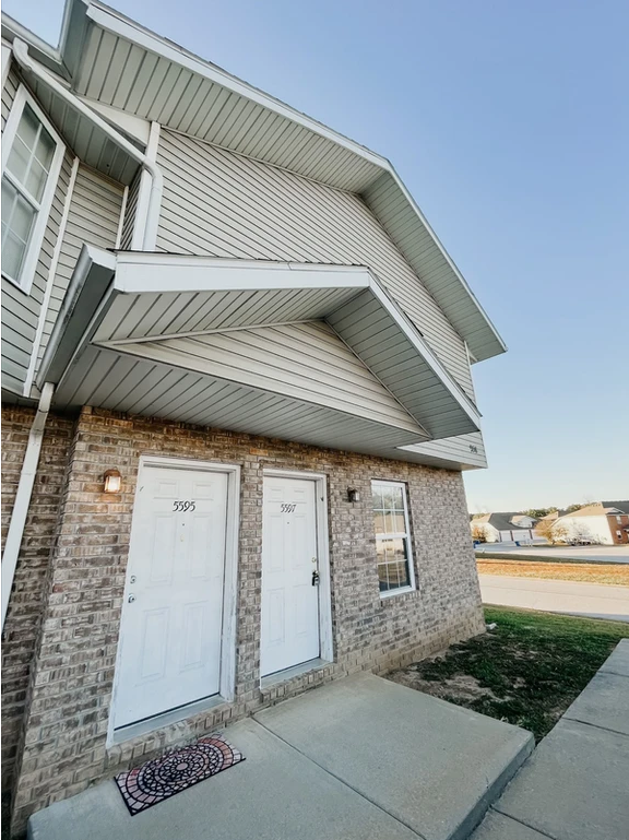 5557 North Green Lane